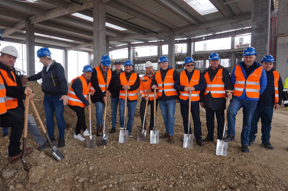 echipa de management Schrack Technik pe santier constructie centru logistic si sediu de birouri