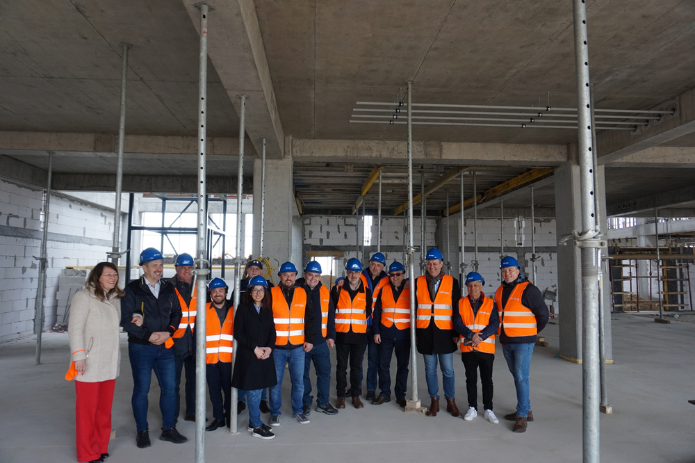 echipa Schrack Technik pe santier constructie centru logistic si sediu de birouri