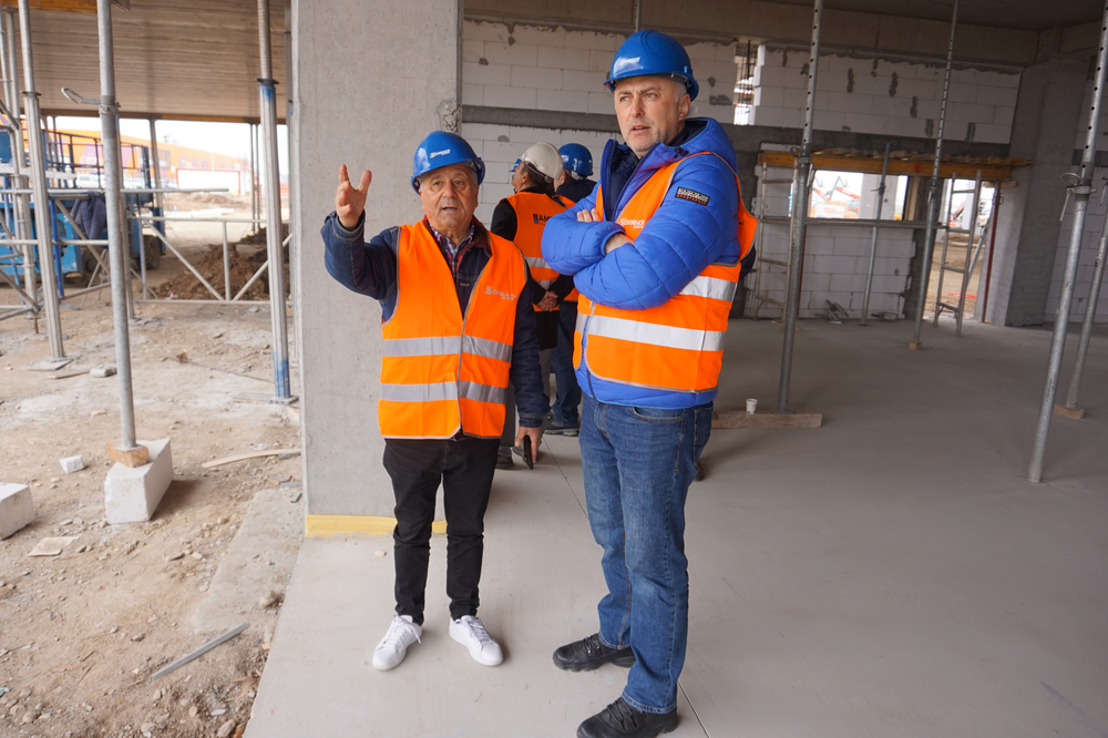 echipa Schrack Technik pe santier constructie centru logistic si sediu de birouri