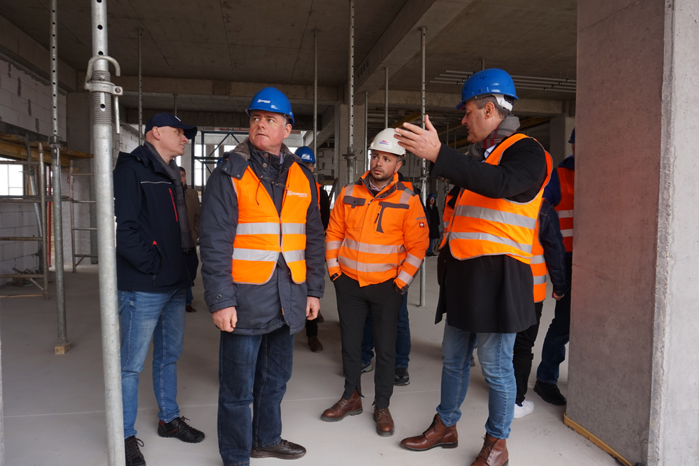 echipa Schrack Technik pe santier constructie centru logistic si sediu de birouri