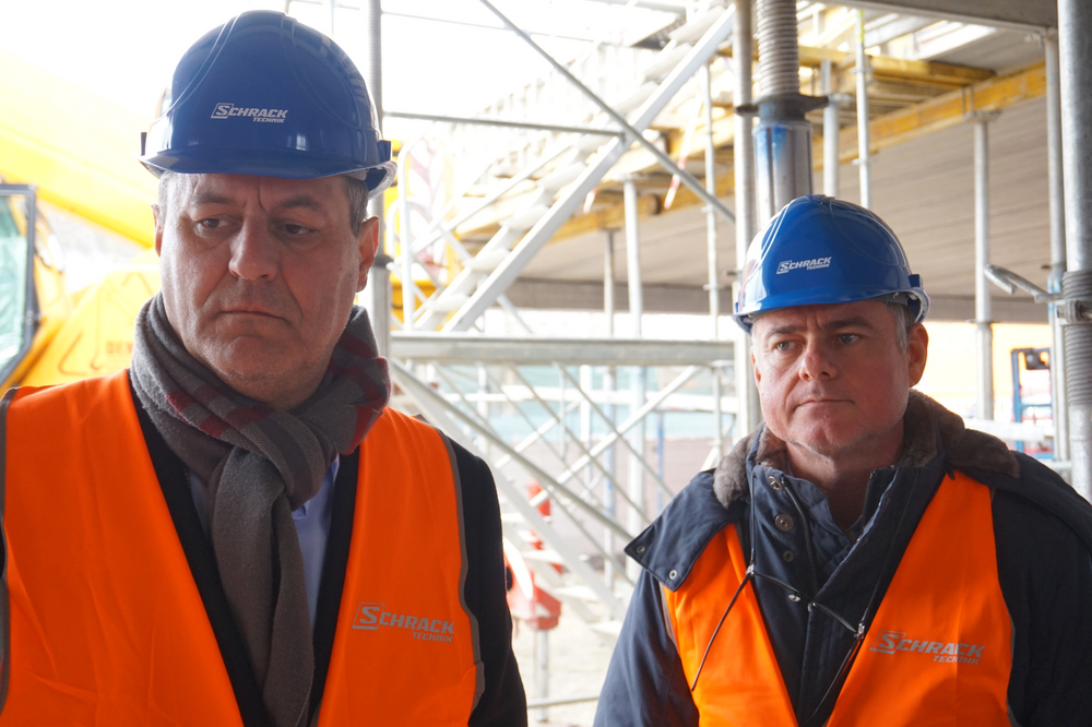 echipa Schrack Technik pe santier constructie centru logistic si sediu de birouri