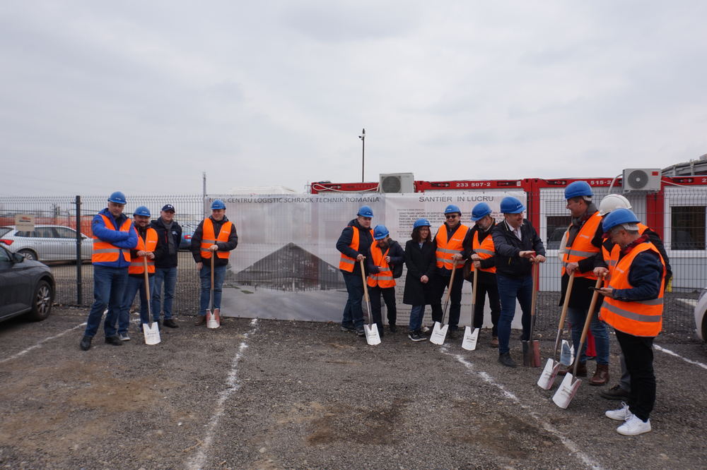 echipa Schrack Technik pe santier constructie centru logistic si sediu de birouri