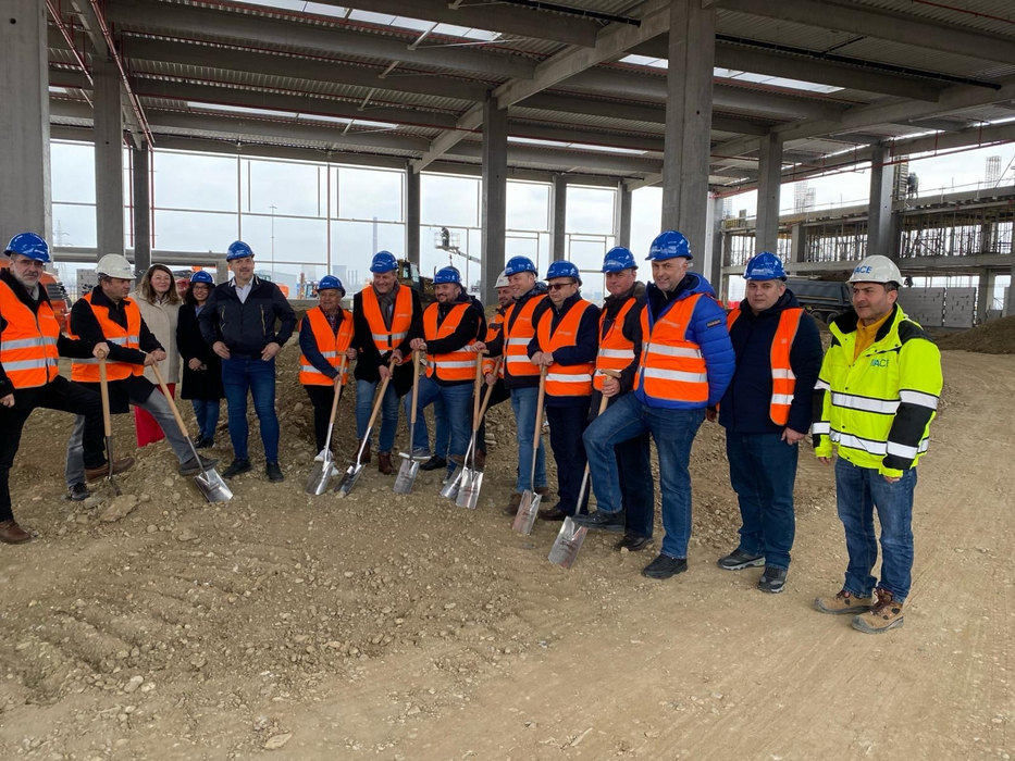 echipa Schrack Technik pe santier constructie centru logistic si sediu de birouri